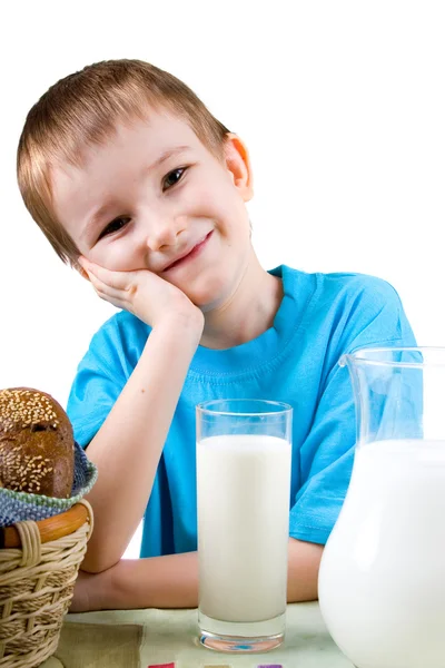 Мальчик с хлебом и молоком — стоковое фото