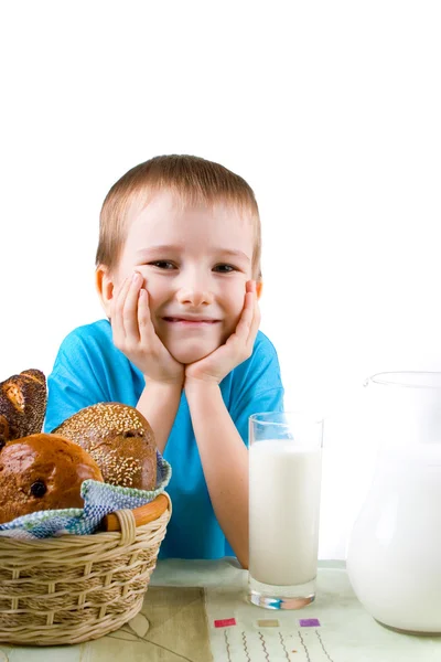 Niño con pan y leche —  Fotos de Stock