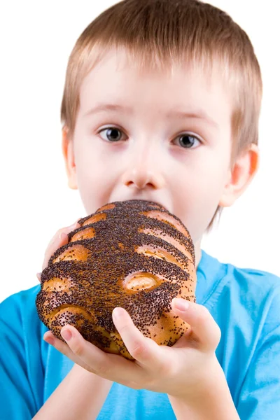 Rapaz feliz comendo pão — Fotografia de Stock