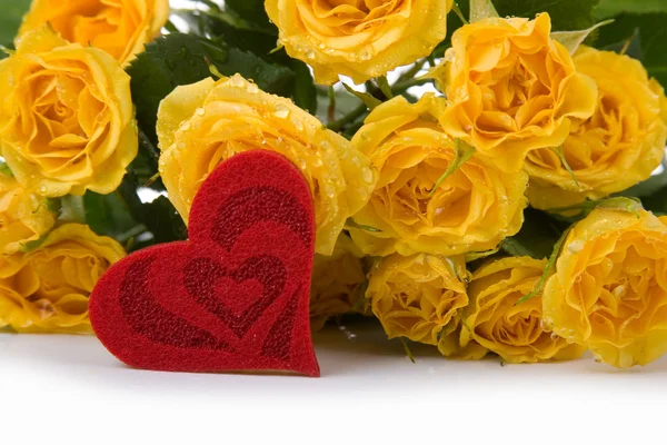 Gelbe Rosen und rotes Herz — Stockfoto