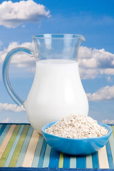 Молоко и овсянка — стоковое фото