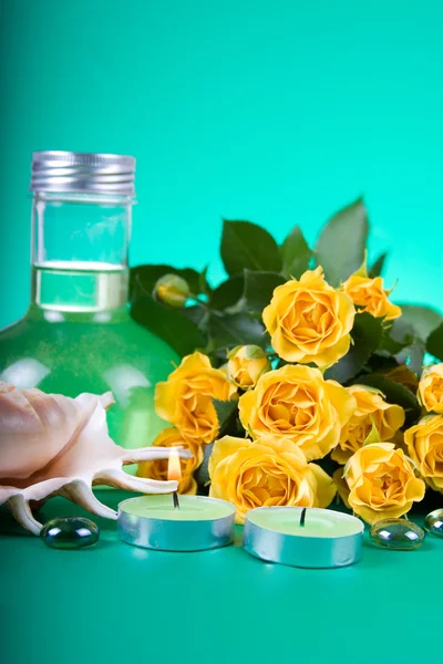 Спа-натюрморт с желтыми розами — стоковое фото