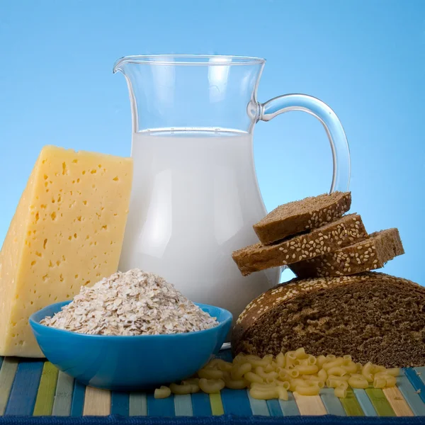 Молоко, хлеб, сыр и колбаса — стоковое фото