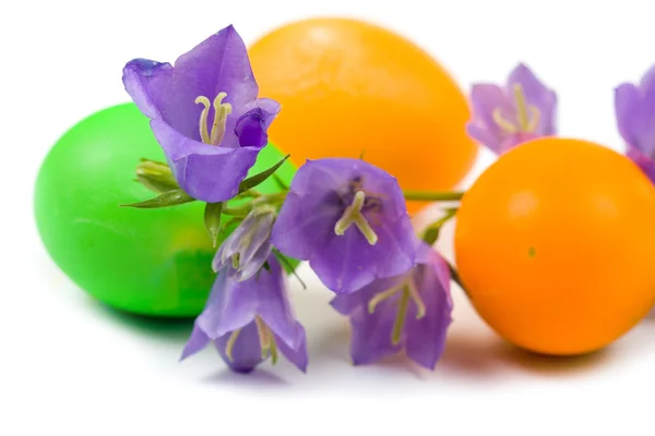 Velikonoční vajíčka a zvonky — Stock fotografie