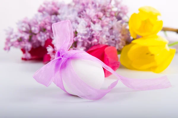 Velikonoční vejce a tulipány Stock Snímky