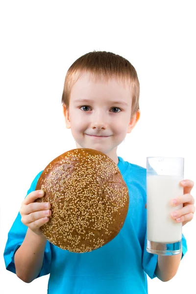 牛奶和面包的男孩 — 图库照片