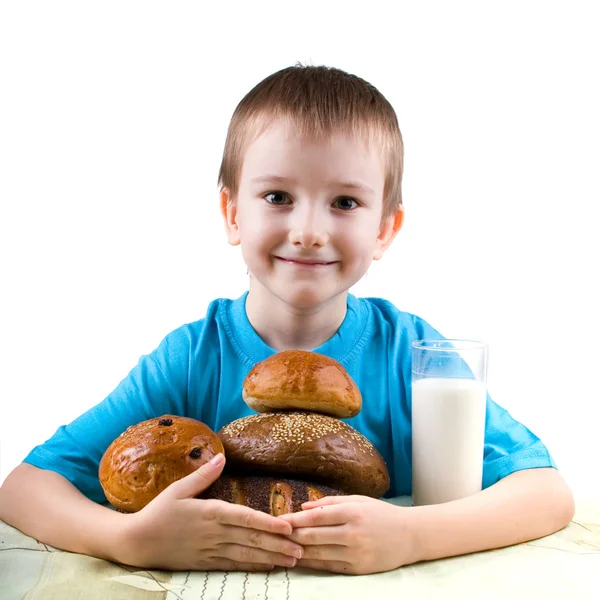 Мальчик с хлебом и молоком — стоковое фото