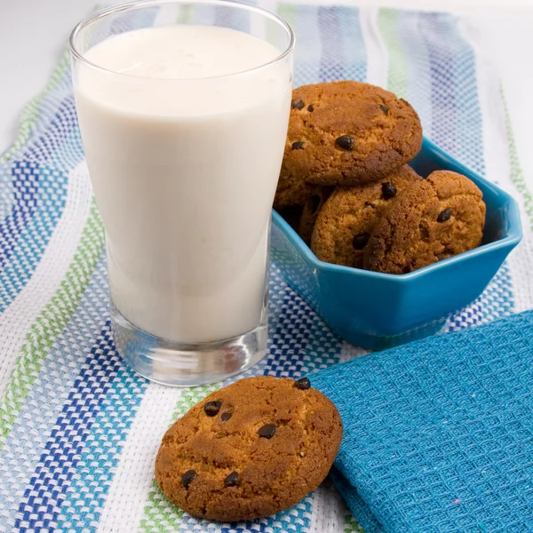 Yulaf ezmeli kurabiye ile ryazhenka — Stok fotoğraf