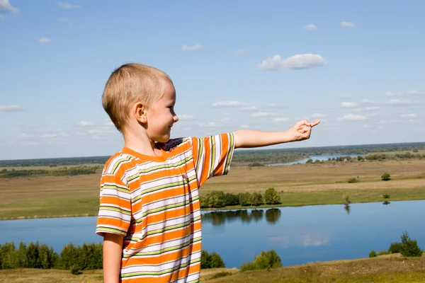 Mały chłopiec, w pobliżu rzeki — Zdjęcie stockowe