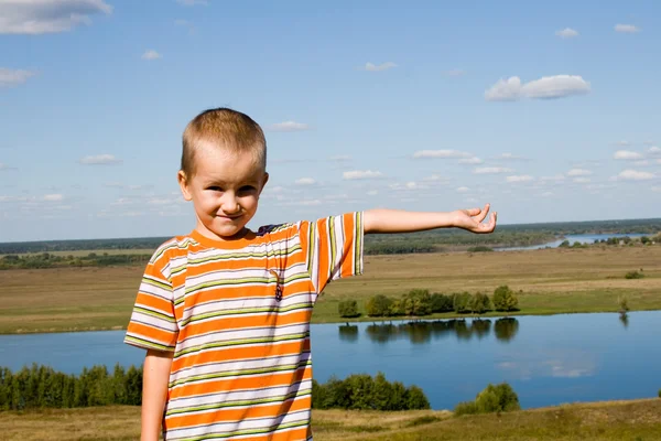 Malý chlapec nedaleko řeky — Stock fotografie