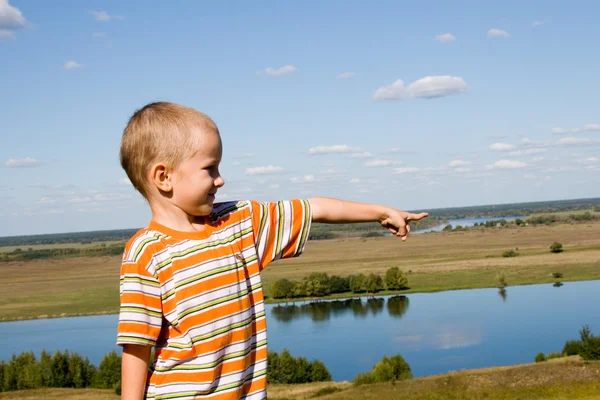 Μικρό αγόρι, κοντά στον ποταμό — Φωτογραφία Αρχείου