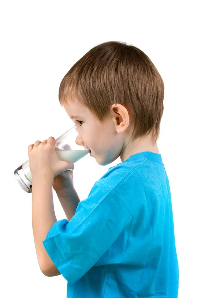 Niño beber leche —  Fotos de Stock