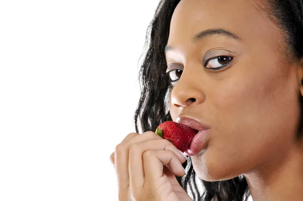 Mulher comendo um morango — Fotografia de Stock