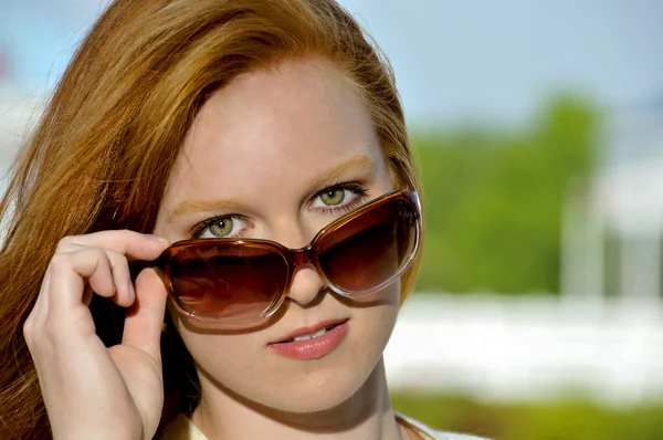 Vrouw met zonnebril — Stockfoto