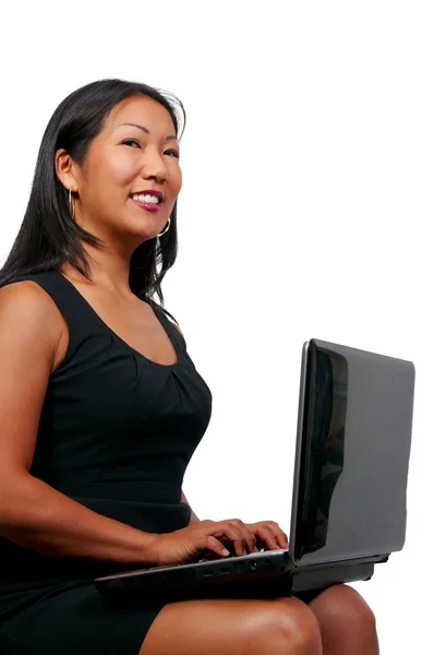 Жінка, використовуючи ноутбук — стокове фото