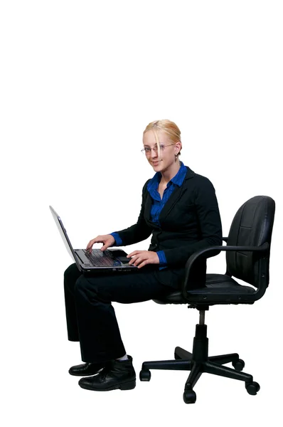 Dizüstü bilgisayar kullanan kadın — Stok fotoğraf