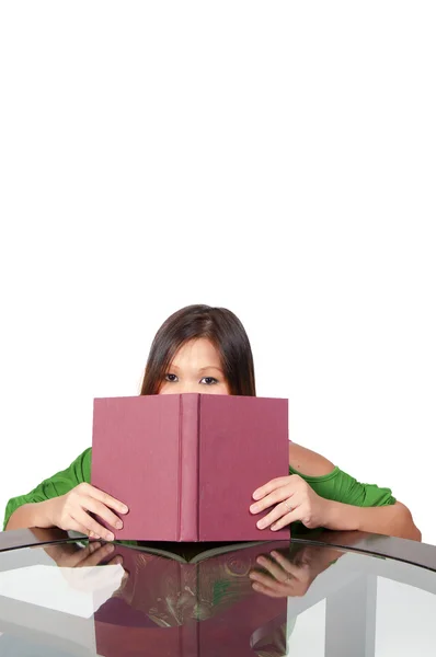 Hispánský žena čte knihu — Stock fotografie
