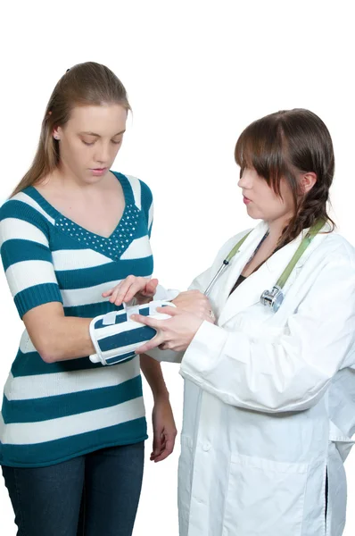 Kobieta lekarz i pacjent ze złamaną rękę — Zdjęcie stockowe