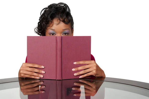 Svart kvinna läser en bok — Stockfoto