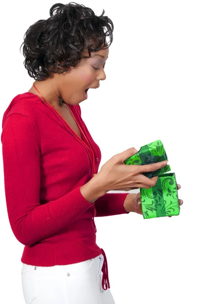 Schwarze Frau mit Weihnachtsschmuck — Stockfoto
