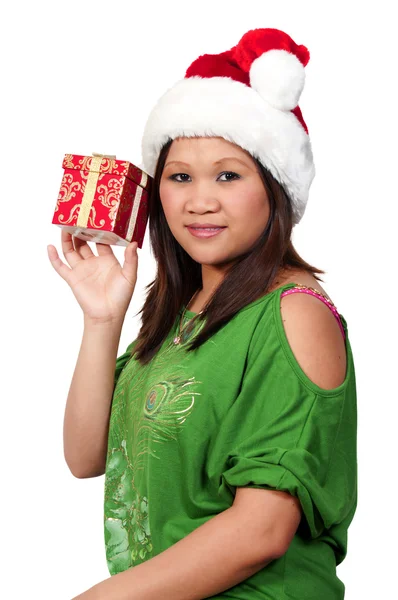 Mulher hispânica segurando um ornamento de Natal — Fotografia de Stock