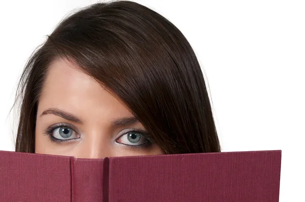 Spansktalande kvinna läser en bok — Stockfoto