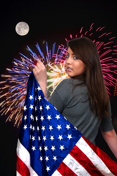 Vrouw op vuurwerk bij volle maan — Stockfoto