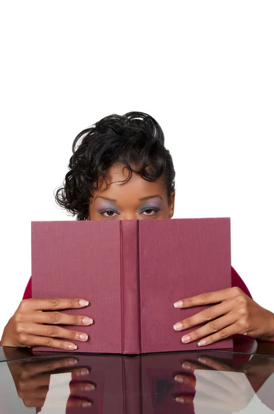 Kitap okuyan bir kadın. — Stok fotoğraf