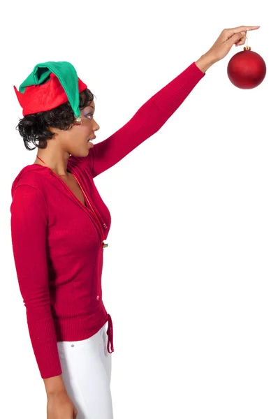 Donna nera che tiene un ornamento di Natale — Foto Stock