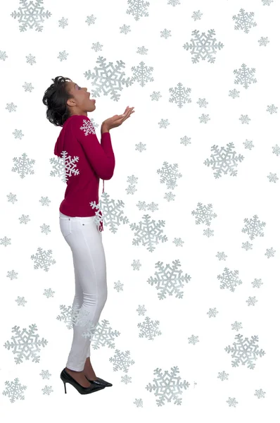 Zwarte Vrouw Vangen Sneeuwvlokken Haar Tong — Stockfoto