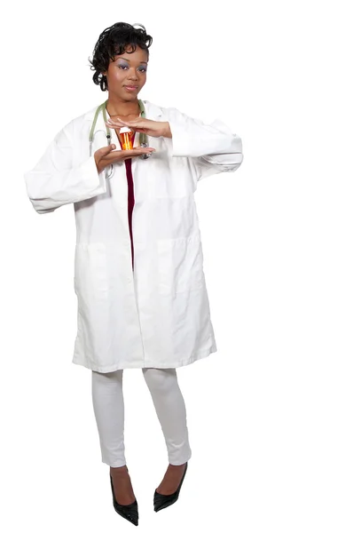 Uma Mulher Negra Médico Segurando Uma Garrafa Comprimidos Prescrição Uma — Fotografia de Stock