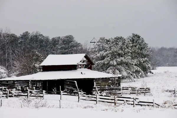 老的被遗弃的马槽枥涵盖在冬季暴风雪暴风雪 — 图库照片