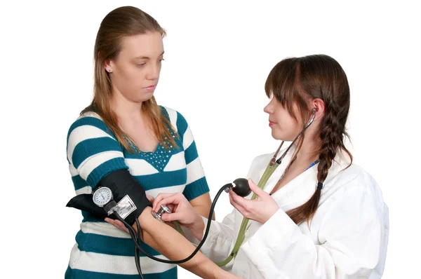 Kobieta lekarz pacjenta ciśnienia krwi — Zdjęcie stockowe