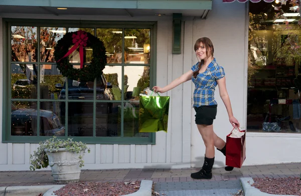 Güzel Bir Genç Kadın Bir Alışveriş Çılgınlığı Önünde Bir Şerit — Stok fotoğraf
