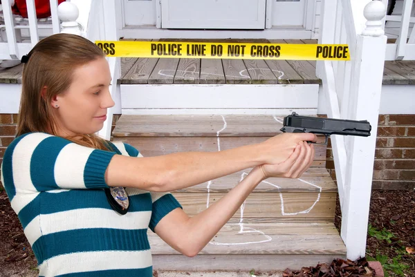 銃を持った仕事に美しい警察探偵女性 — ストック写真
