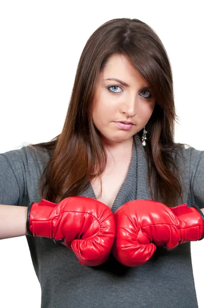 ボクシング グローブのペアを着て美しい若い女性 — ストック写真