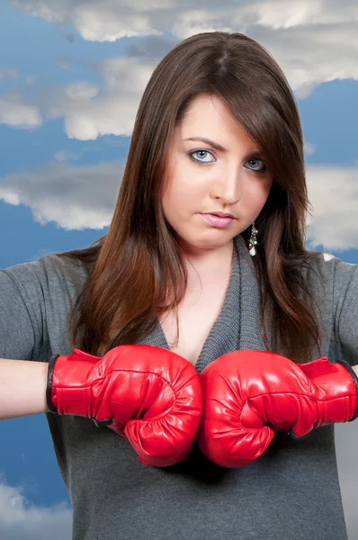 ボクシング グローブのペアを着て美しい若い女性 — ストック写真
