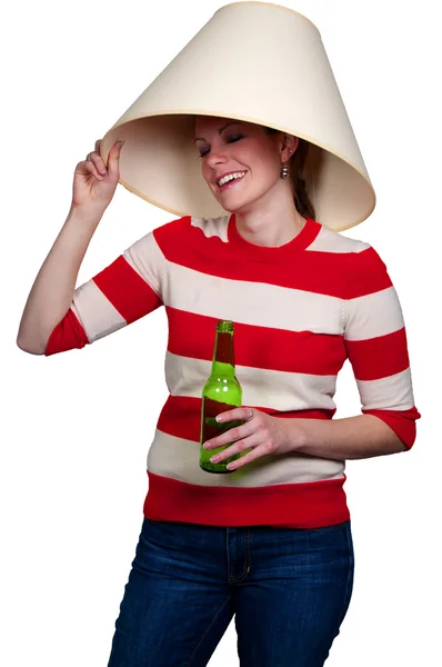 ランプ シェードを着てパーティーで大人の飲み物を飲む女性 — ストック写真