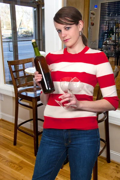 Μια Όμορφη Γυναίκα Κρατώντας Ένα Μπουκάλι Κρασί Και Γυαλιά — Φωτογραφία Αρχείου