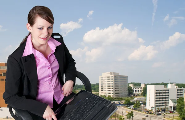 Una Hermosa Computadora Inteligente Joven Mujer Usando Ordenador Portátil —  Fotos de Stock