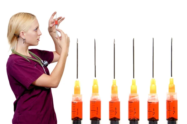 一名金发美女医生准备在一个注射器注射 — 图库照片