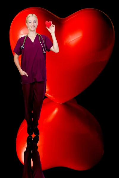 Une Cardiologue Tenant Cœur Rouge — Photo