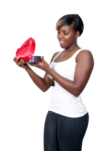 Una Hermosa Joven Afroamericana Negra Sosteniendo Regalo Caja Del Corazón —  Fotos de Stock