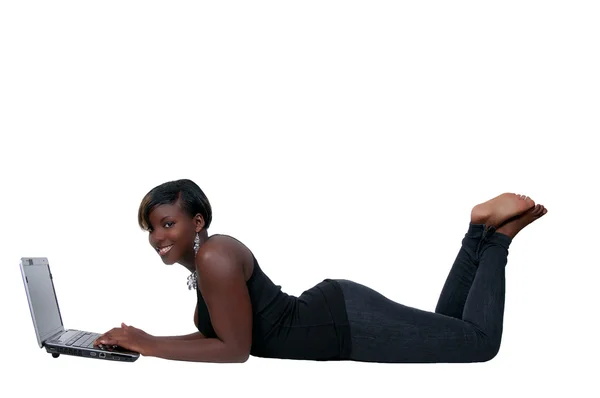 一名黑人的非洲裔美国女性大学生便携式计算机上工作 — 图库照片