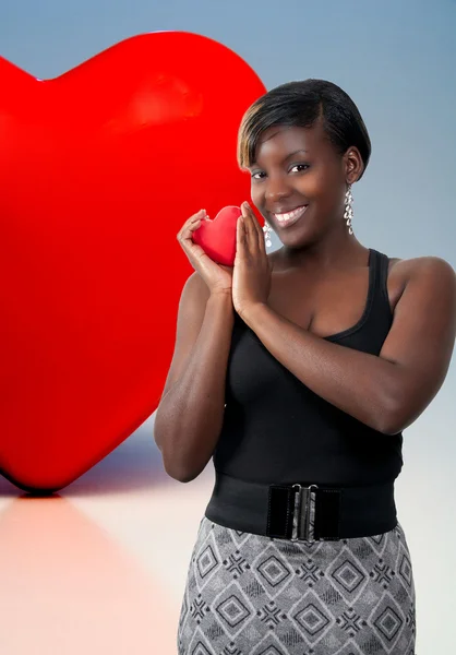 Una Hermosa Joven Sosteniendo Corazón Del Día San Valentín — Foto de Stock