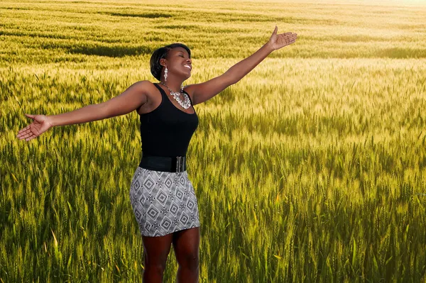 冬小麦畑に黒人女性 — ストック写真