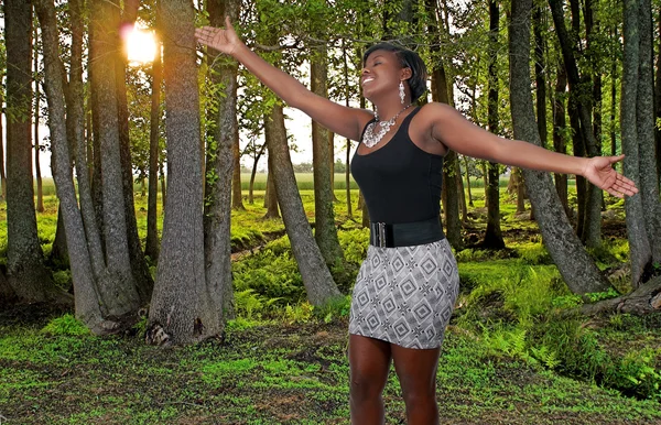 Μαύρη γυναίκα να στέκεται σε ένα δάσος άνοιξη — Φωτογραφία Αρχείου