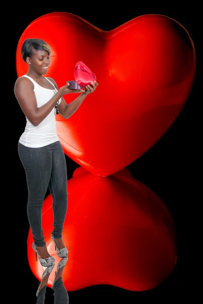 Piękne Młode Czarne African American Kobieta Trzyma Prezent Pudełko Serce — Zdjęcie stockowe