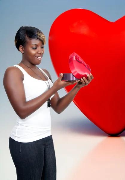 Vacker Ung Svart Amerikansk Kvinna Håller Alla Hjärtans Dag Hjärtat — Stockfoto