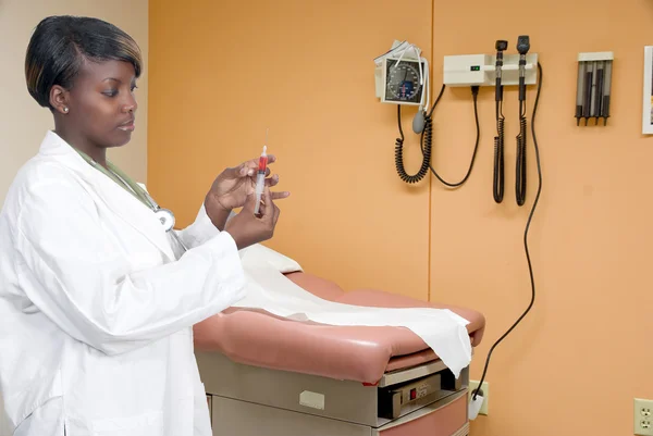 Black African American Woman Doctor Preparing Shot Patient — Stock Photo, Image